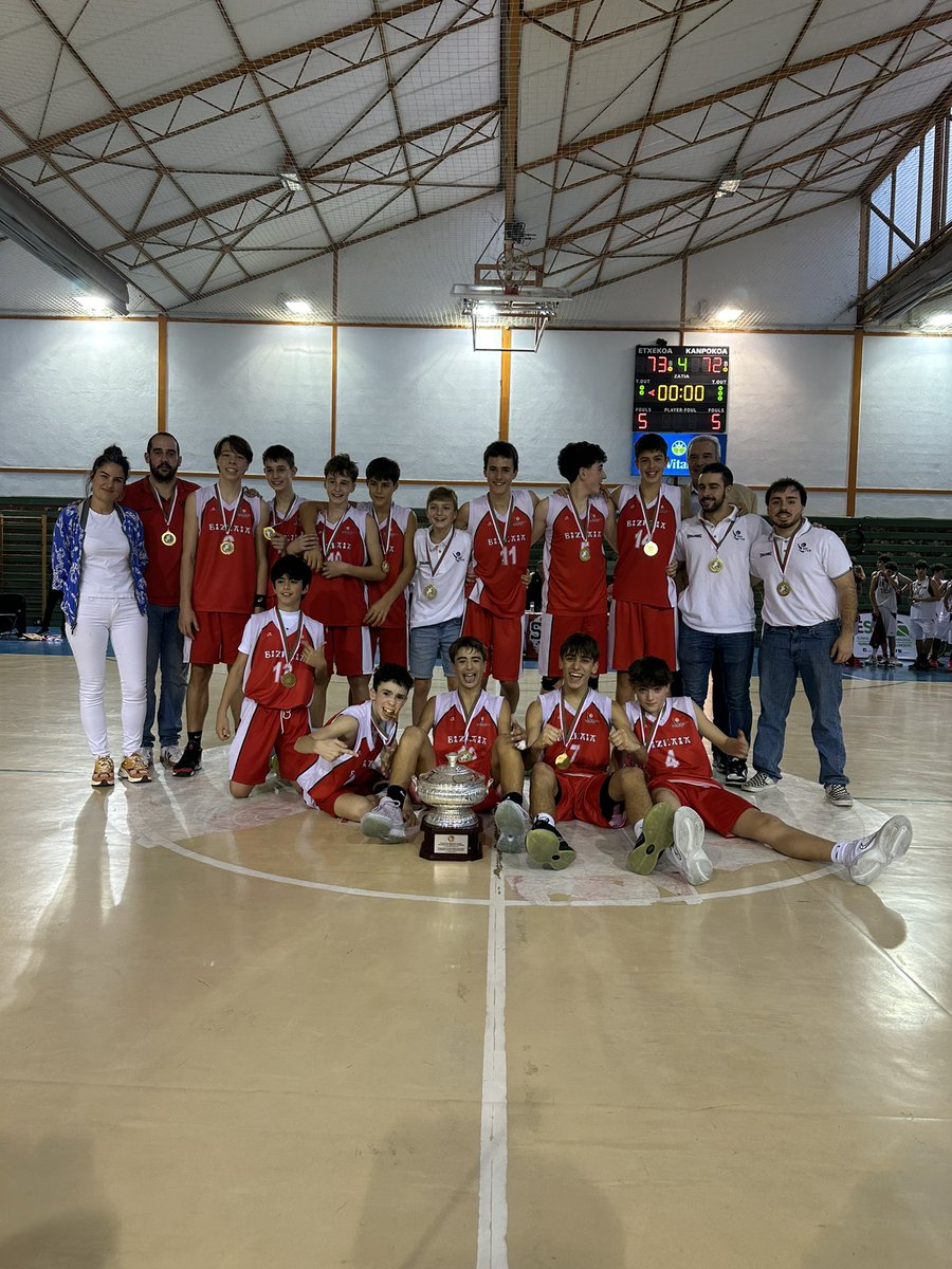 Basketbasko's tweet photo. @BizkaiaBasket @FNBaloncesto @fgbaloncesto @basketaraba @SugarrakLaudio @BizkaiaBasket TXAPELDUNAK!

ZORIONAK!! https://t.co/8C19Q0yp22