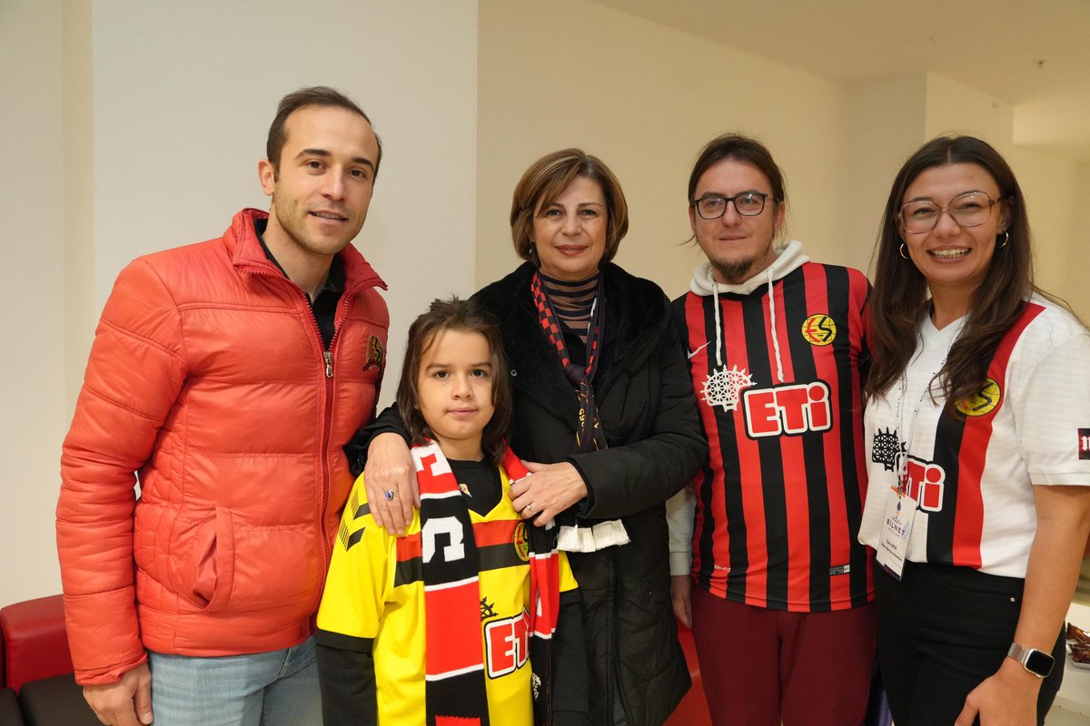 Eskişehirspor küllerinden doğacak! ⚫️🔴

Eskişehirspor’umuzun  Fuzul Ömeranlı Spor’u 4-1 yendiği karşılaşmada Atatürk Stadyumu’nda Kırmızı Şimşekler’in yanındaydık.

Takımımızı ve taraftarımızı kutluyorum! 👏🏼

<a href="/Eskisehirspor/">Eskişehirspor</a>