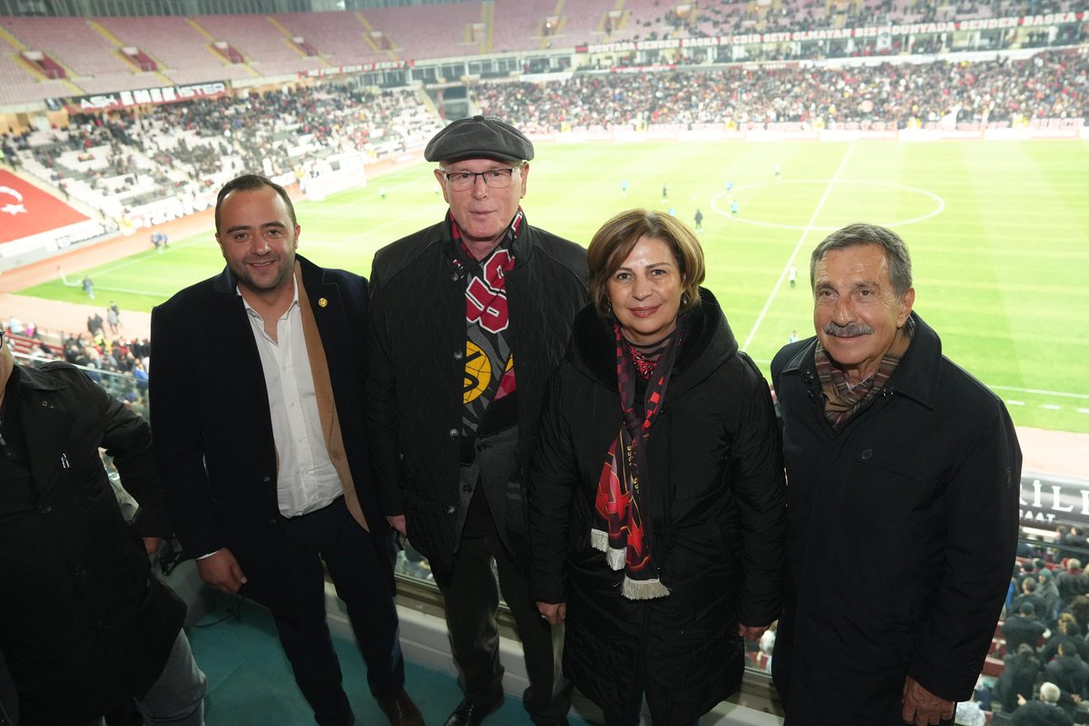 ayseunluce's tweet photo. Eskişehirspor küllerinden doğacak! ⚫️🔴

Eskişehirspor’umuzun  Fuzul Ömeranlı Spor’u 4-1 yendiği karşılaşmada Atatürk Stadyumu’nda Kırmızı Şimşekler’in yanındaydık.

Takımımızı ve taraftarımızı kutluyorum! 👏🏼

@Eskisehirspor https://t.co/p7vqVgGdAK