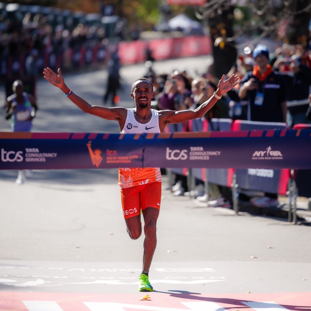 It's Nageeye's moment in the Big Apple 👀

🇳🇱' Abdi Nageeye takes down Evans Chebet en route to his first <a href="/WMMajors/">Abbott WMMajors</a> victory 👏 

He clocks 2:07:39 for the win at the <a href="/nycmarathon/">TCS New York City Marathon</a>.

📸 <a href="/NNRunningTeam/">NN Running Team</a>