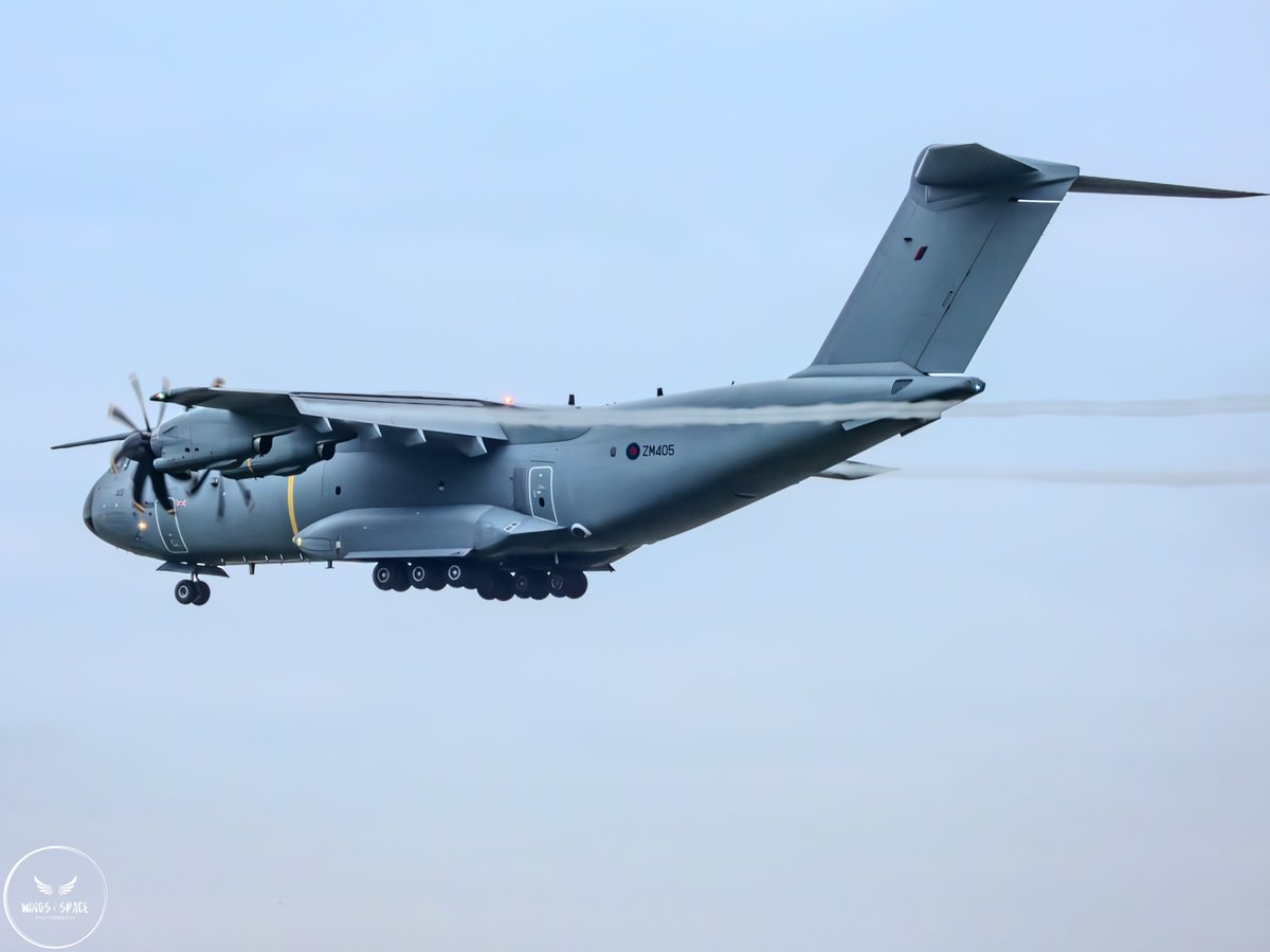 TheSnoopySnoop's tweet photo. #RRR4104 π¬π§ RAF
Airbus A400M Atlas #43C5DF ZM405
Arriving through the mist & drizzle at Belfast today from Brize Norton
#avgeek #planespotting @RoyalAirForce @RoyalAirForceNI https://t.co/H6bgAJMKpX