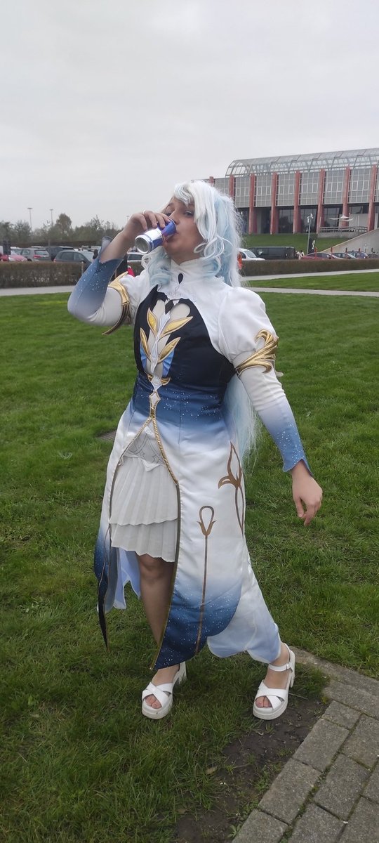 ado_lolly's tweet photo. And the best picture that was taken today being the "omg they are giving free redbull outside". I don't even like redbull but at least I can drink something x) https://t.co/IQ7moJjx5P