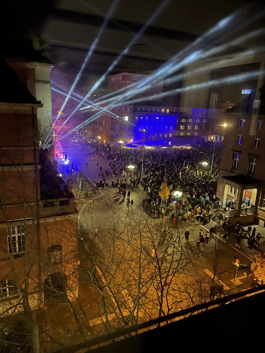 KristianBlasel's tweet photo. Gleich starten die Lichtspiele auf dem Rathausplatz in #Kiel. Tausende strömen herbei. https://t.co/WKJJ9r5Ap2
