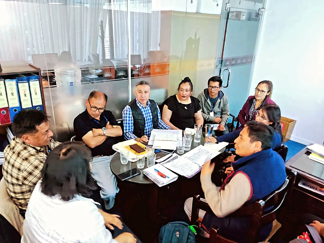 REDBOL_BOLIVIA's tweet photo. Reunión #REDBOL con autoridades de salud identifica problemas en medicinas #ARV y reactivos para #CD4 y carga viral. Urge mejorar distribución y gestión para una atención integral a Pvvs en #Bolivia. #SaludParaTodos #VIHBolivia https://t.co/4RFPGUys36
