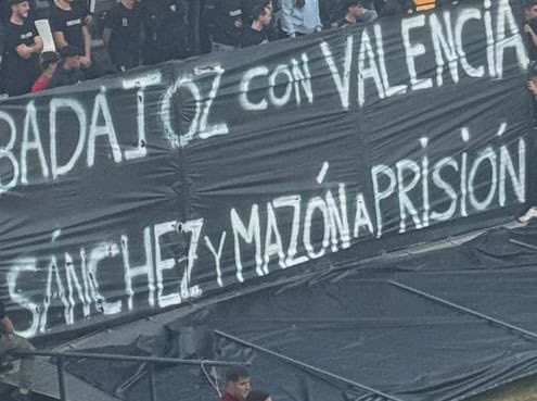 samuraioccident's tweet photo. 📍 La afición del @CDBadajoz (@BadajozUltras) tiene un mensaje claro para los políticos nacionales y autonómicos 👇🏻 https://t.co/dpDuai8PlX