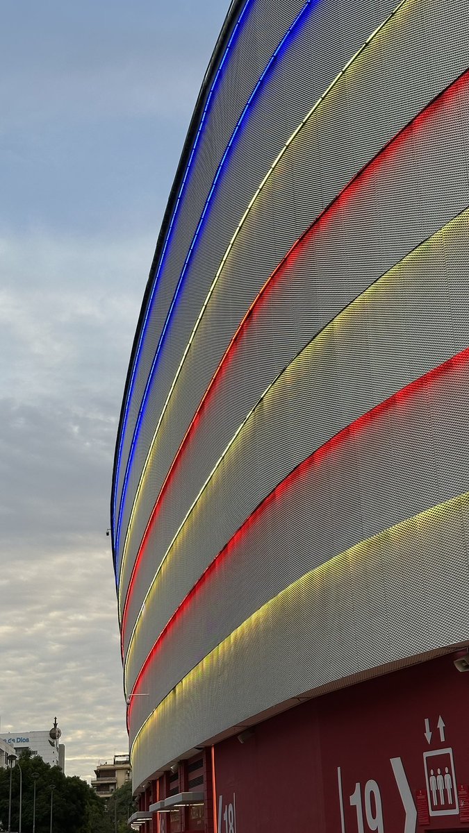 Sevillismo's tweet photo. Nuestro Ramón Sánchez-Pizjuán iluminado con los colores de la bandera de la Comunidad Valenciana 💙💛❤️💛❤️💛 https://t.co/D57z4HJrw1