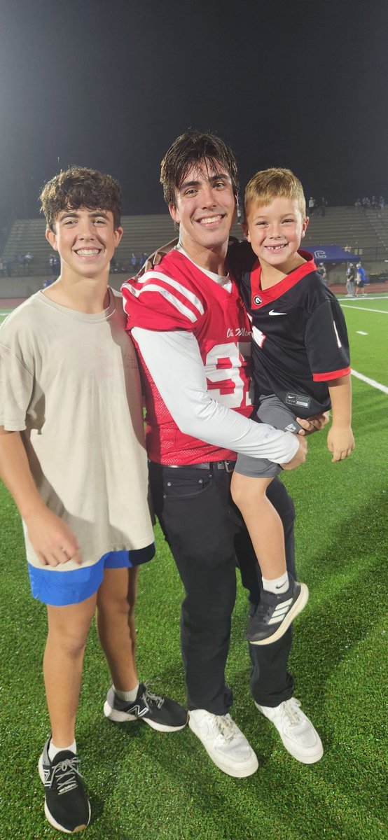 Bjaws43's tweet photo. Love these boys! Go Dawgs!! https://t.co/eIFlhR9R90