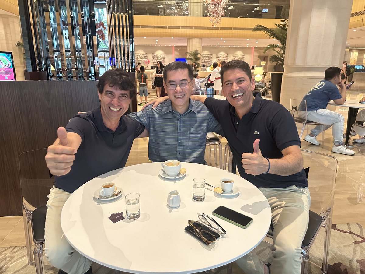 El Presidente MACC Gbal Rodolfo Caffaro Kramer junto al Presidente de MACC Paraguay Bruno Jean Bohorques en encuentro en Singapore con Francis Chong, jefe de negociadores del Tratado Libre Comercio MERCOSUR ASEAN, dialogaron sobre el proceso de ratificacion y puesta en vigencia