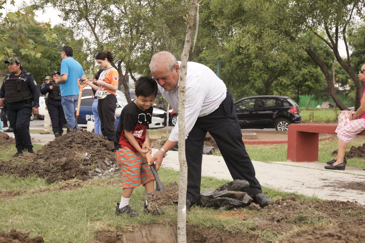 Una de las prioridades de nuestro municipio y compromiso con la comunidad es cuidar el medio ambiente. 🌱💚

Es por ello que en #Escobedo estamos accionando y realizando pulmones comunitarios. 🌳