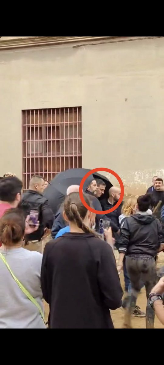 Los reyes de España y el presidente llegaron a Paiporta a visitar a los afectados por el desastre natural provocado por la DANA. Los cargaron a pedradas y a garrotazos y Pedro Sánchez huyó dejándolos a su suerte. Si así es con los reyes este piche, como será con sus gobernados?