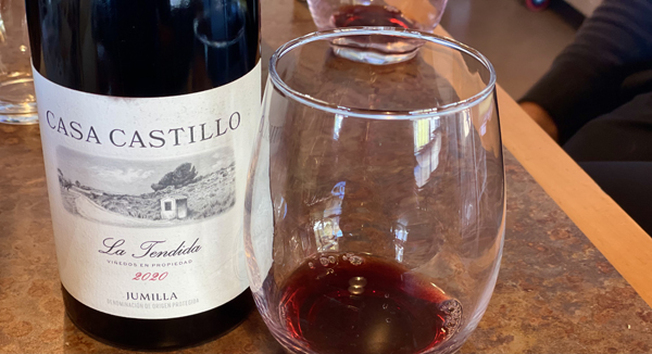 <a href="/grapelive/">Kerry Winslow</a> Wine of the Day: 2020 Casa Castillo, La Tendida, Jumilla D.O., Spain. <a href="/B_casacastillo/">José María Vicente</a> <a href="/EuropeanCellars/">Eric Solomon</a> <a href="/SpainFoodWineUS/">Foods & Wines From Spain US</a> 93 Points "A delicious single parcel bottling of Monastrell (Mourvedre) and Garnacha from Casa Castillo in Spain's Jumilla."
grapelive.com/grapelive-wine…