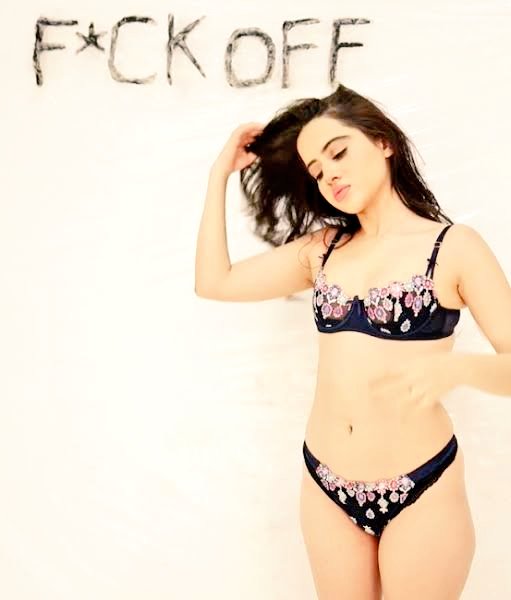 SonOfBharat7's tweet image. यही वो दरिंदा खामेनेई है

जिसने एक लड़की को सिर्फ
उसके कपड़ों की  वजह से मरवा दिया क्यूंकि
उसने इसकी सोच के हिसाब से कपड़े नहीं पहने थे

सारी दुनिया इसपर थूक रही
भारत में मॉडल और एक्ट्रेस उर्फी जावेद ने खामेनेई को इंसानियत का हत्यारा बोला है

और इस्लाम के ठेकेदारों को चेतावनी…