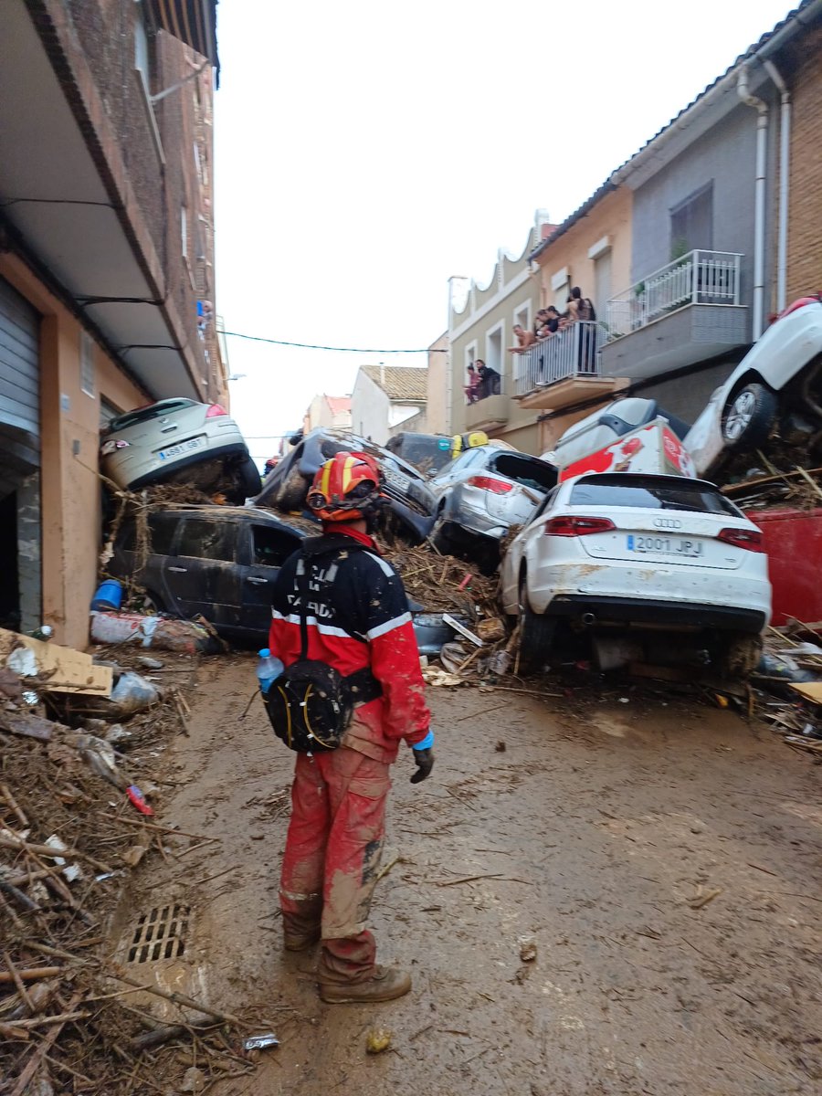 ACIF_la_Vall's tweet photo. Els nostres voluntaris han tornat a Alfafar per retirar vehicles amb l'ajuda de l'agricultor de Beniatjar 🚜 Nuestros voluntarios han vuelto a Alfafar para retirar vehículos con la ayuda del agricultor de Beniatjar
@GVA112 @GVAbforestals @BombersValencia https://t.co/9f6reR8Qy0