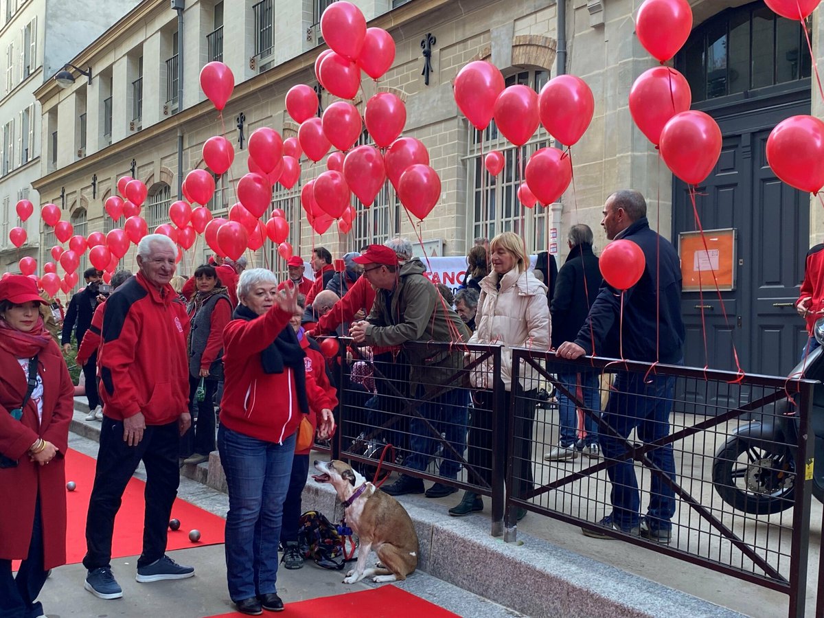 Paris : les boulistes du Clap ripostent en organisant des parties de pétanque en plein Montmartre
➡️ l.leparisien.fr/hEfI