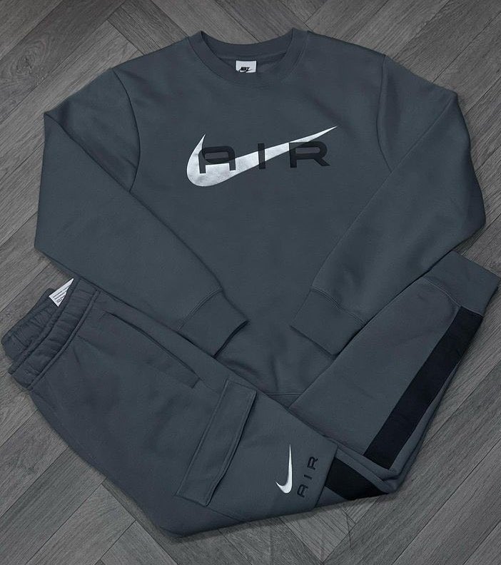 Gentlemanssstyl's tweet photo. Sleeping outfit 😪 
Skip or Wear ❓ https://t.co/16JTd2SdO3