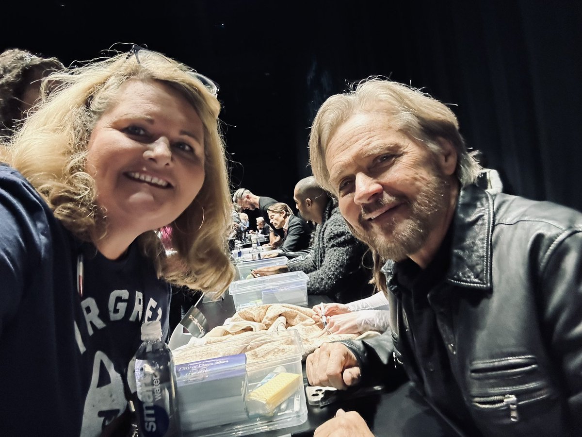 FrizzyStayla's tweet image. Was yesterday perfect? No. But I’m always grateful anytime I get to see my all-time favorite. I’m still heartbroken there was no MB but Stephen continues to be so kind and warm. And Abigail got a kick out of this cover. ❤️ #Patchman #DayOfDays2024 #Days