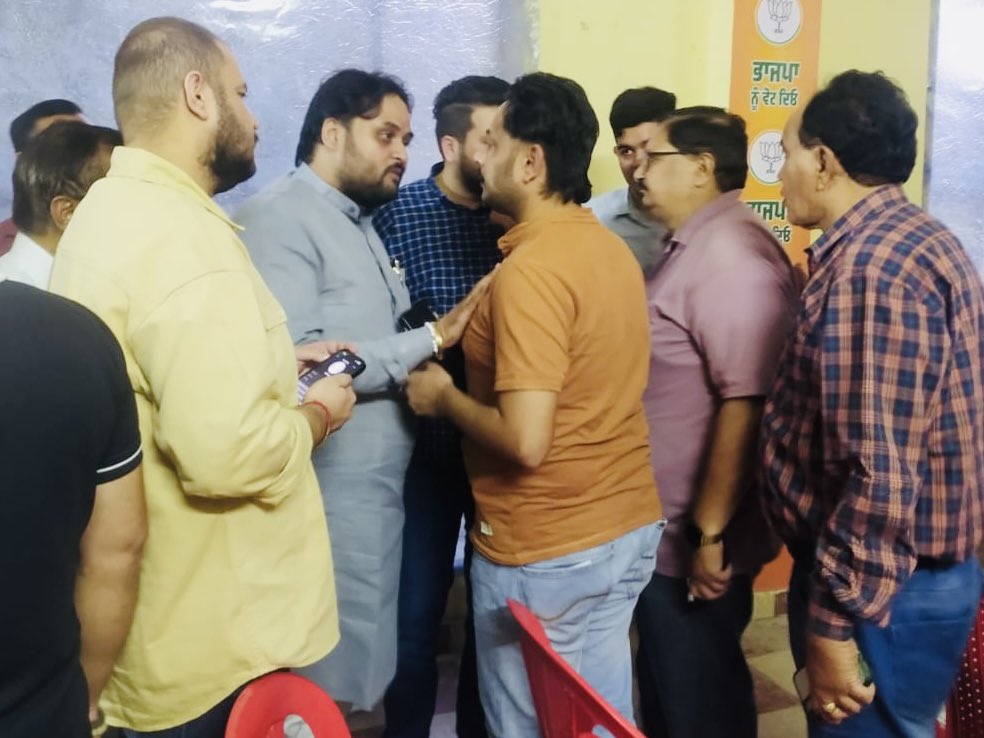 Deepanshughaipb's tweet photo. #ਚੱਬੇਵਾਲ_ਬਾਏ_ਇਲੈਕਸ਼ਨ ਵਿਚ ਯੁਵਾ ਸਾਥੀਆਂ ਨਾਲ ਇਲੈਕਸ਼ਨ ਸੰਬੰਦੀ ਗੱਲਬਾਤ ਕਰਦੇ ਹੋਏ ਅਤੇ ਪੂਰਵ ਜੇਲ ਅਤੇ ਟੂਰਿਜ਼ਮ ਕੈਬਿਨੇਟ ਮੰਤਰੀ ਪੰਜਾਬ ਸਰਕਾਰ ਭਾਜਪਾ ਦੇ ਵਿਧਾਨਸਭਾ ਉਮੀਦਵਾਰ ਸਰਦਾਰ #ਸੋਹਣ_ਸਿੰਘ_ਠੰਡਲ ਜੀ ਦੇ ਹਕ ਵਿਚ ਪ੍ਰਚਾਰ ਕਰਦੇ ਹੋਏ!✌️
@BJP4Punjab 
@manthriji https://t.co/9dwQJevPtR