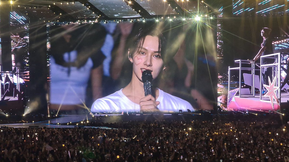 junsnyang's tweet photo. wen junhui big screen https://t.co/0lGDU7M61A
