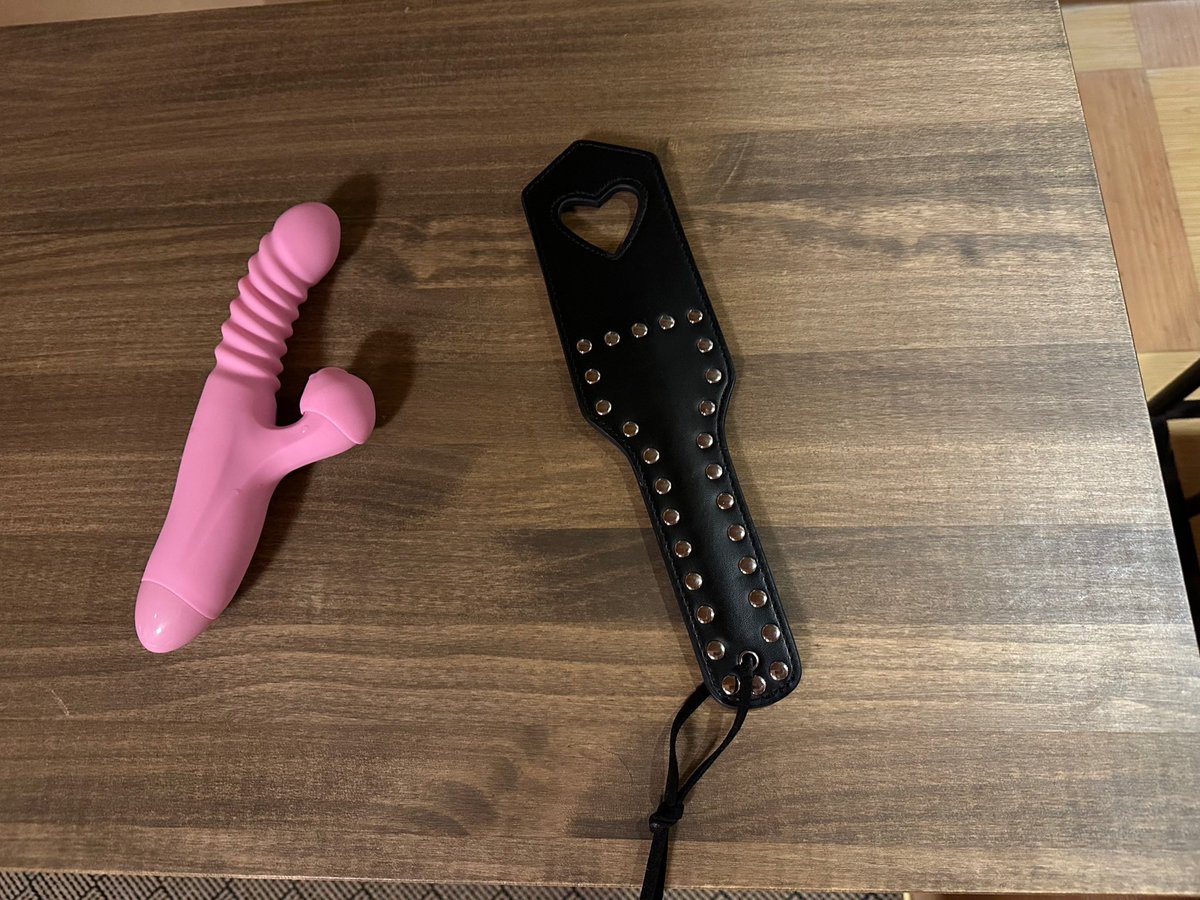 今回のおしおき道具と
ご褒美でプレゼントして
頂きました😋

 #おしおき
 #おしりペンペン
 #教室
 #ニューアイテム 
 #バイブ