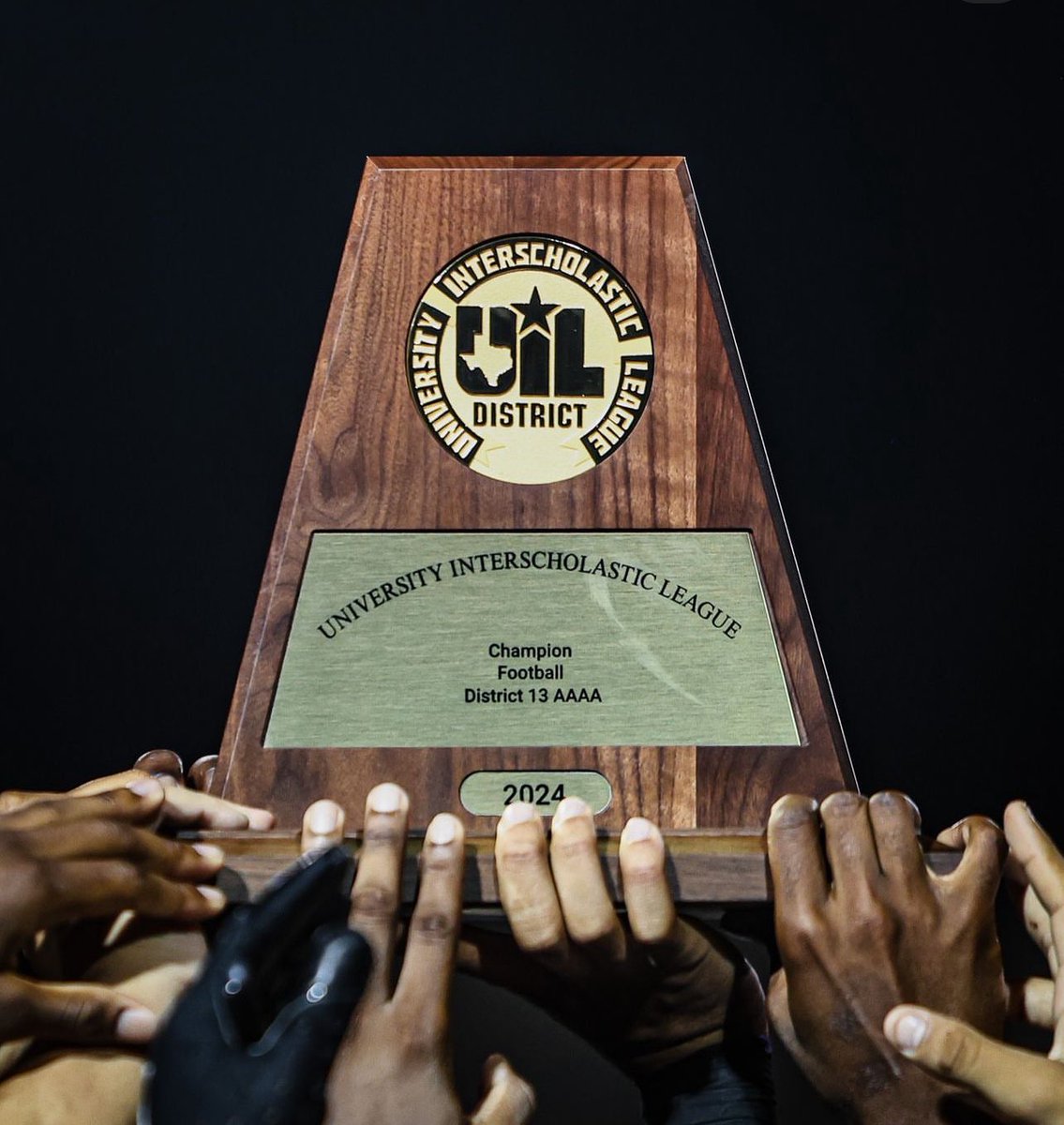 LouHickman04's tweet photo. Great district run with my brothers came out with the win and the trophy last Friday‼️
1 Receiving Td for 43 yards ✅
1 Rushing Td for 55 yards ✅
1 KR Td for 93 yards ✅ 
3Tds in All 
And 205 All purpose yards ✅
DISTRICT CHAMPS ✅
@joe_rauls 
@coachWillCo 
@LBJSports 
@IAMRODG https://t.co/jXm2gPkdeg