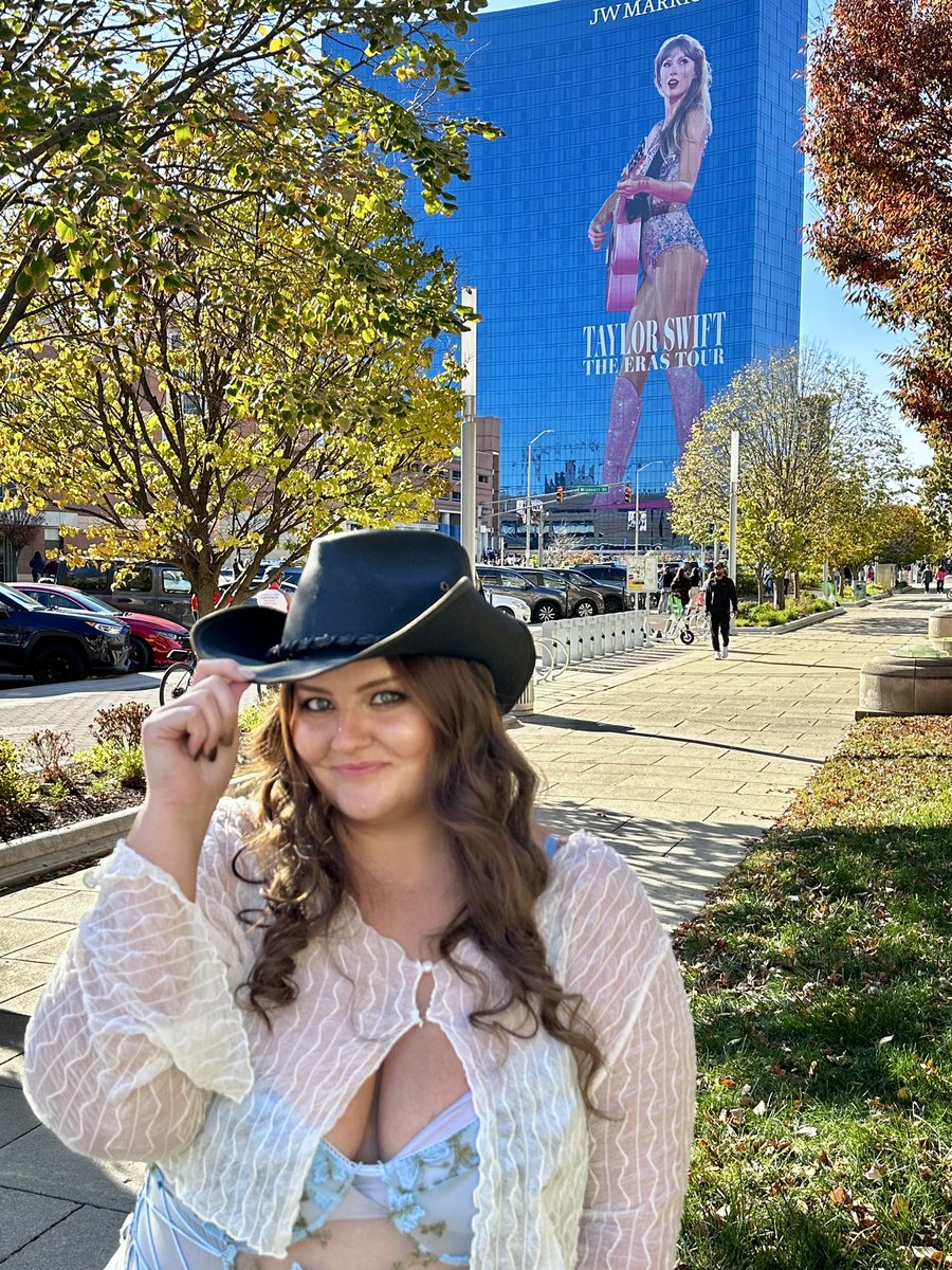 TheSadraDavis's tweet photo. @taylorcurl1 Found some really good spots around town to see ✨her✨ https://t.co/UGJJK3INOM