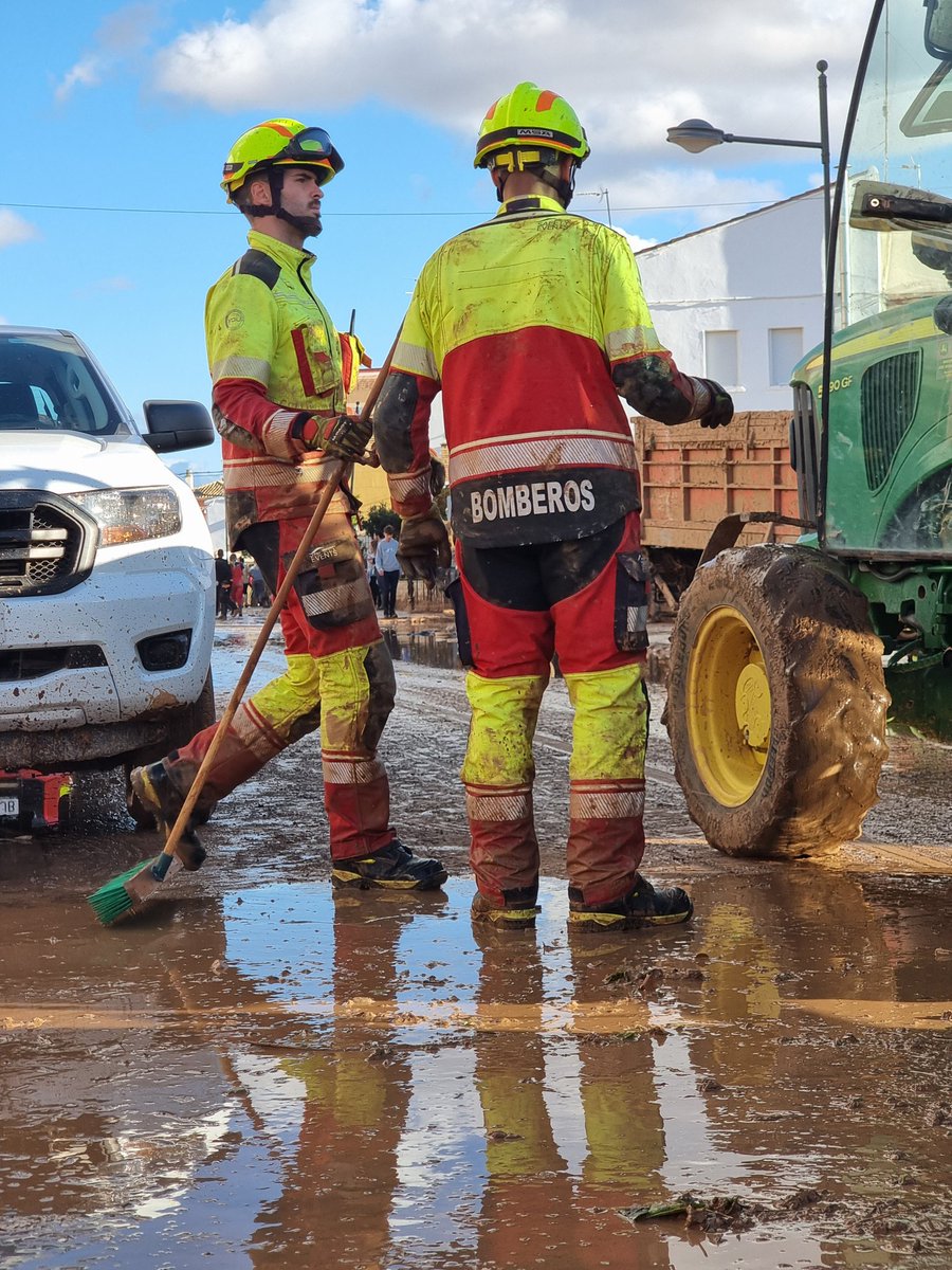 ibansd's tweet photo. Los bomberos de @Sftyevents han cambiado los circuitos por el barro y el lodo.

Llevan 2 días dándolo todo en diferentes puntos de la provincia de Valencia con un enorme despliegue de personal y vehículos. 

Estando donde hay que estar! https://t.co/DHAP5T4vgP
