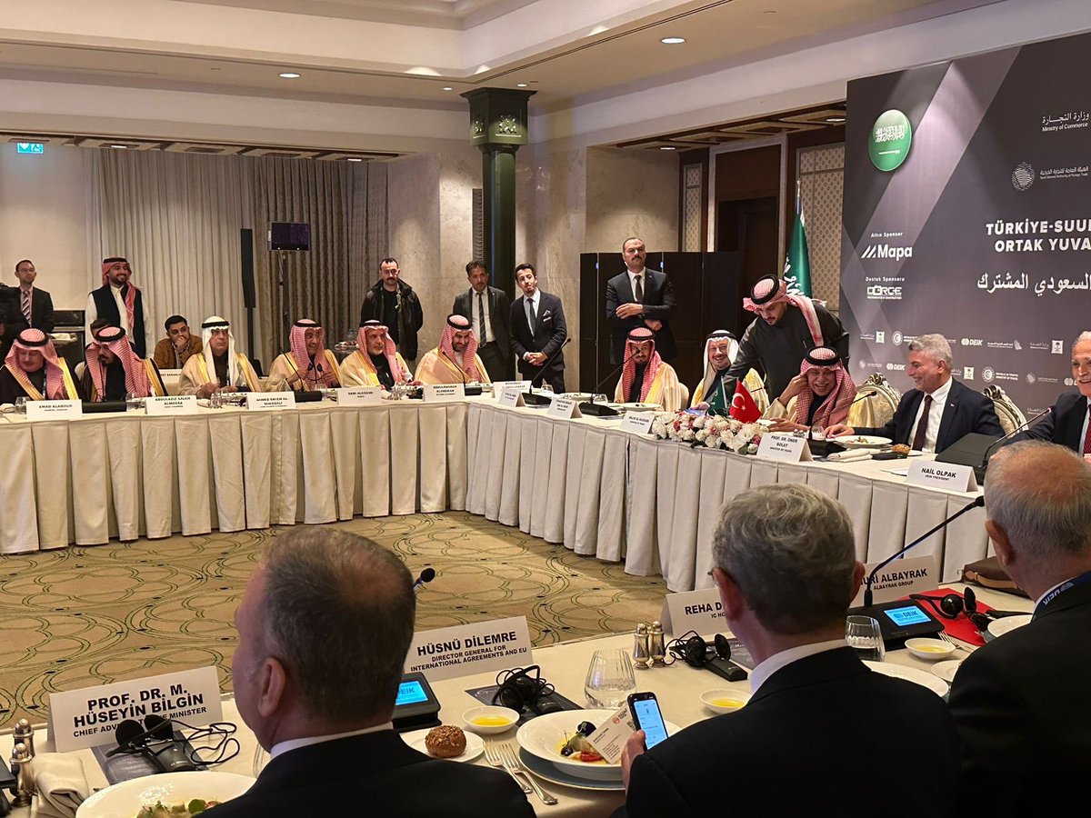 سعدتُ اليوم بالمشاركة في منتدى الأعمال التركي السعودي في إسطنبول بحضور معالي وزير التجارة د. ماجد القصبي، ووزير التجارة التركي عمر بولات
ناقشنا فرص التعاون الاقتصادي وتطوير الشراكات الاستثمارية بين المملكة وتركيا، بما يخدم المصالح المشتركة.