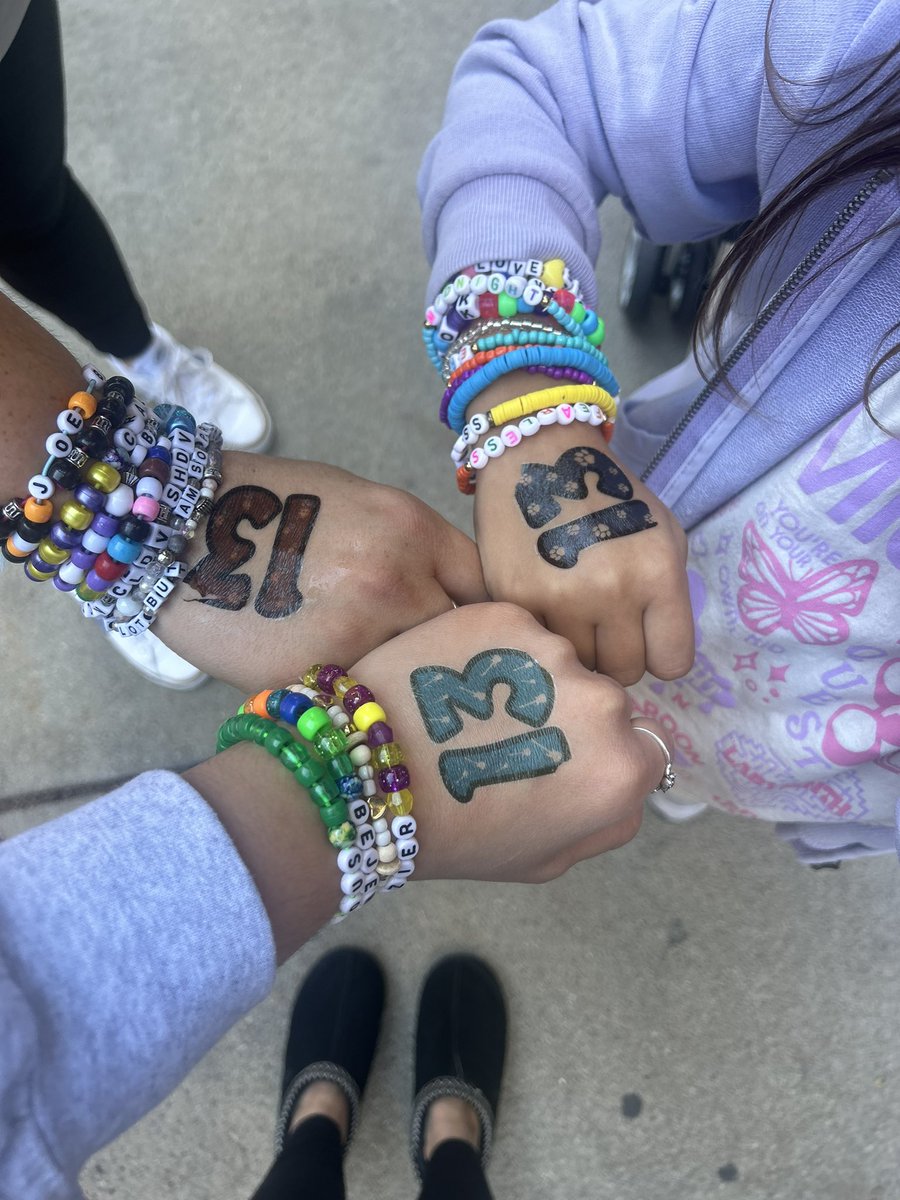 hunterchandler2's tweet photo. @erastourticks @LucasOilStadium @taylorswift13 Meeee please! 🙏🏼🤞🏽 would love for my niece to go! ✨🫶🏼💜 https://t.co/UoL68OrQjh