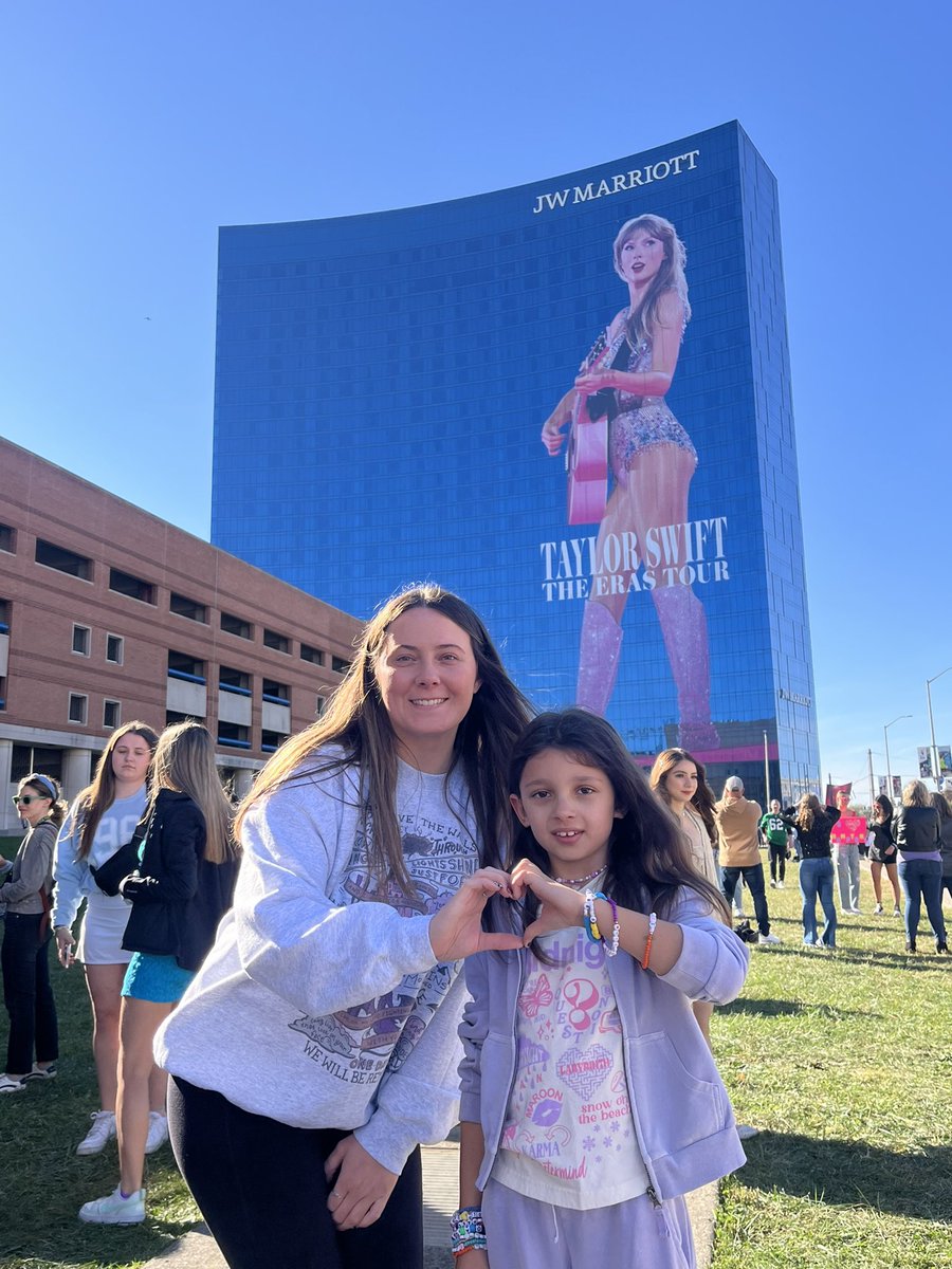 hunterchandler2's tweet photo. @erastourticks @LucasOilStadium @taylorswift13 Meeee please! 🙏🏼🤞🏽 would love for my niece to go! ✨🫶🏼💜 https://t.co/UoL68OrQjh