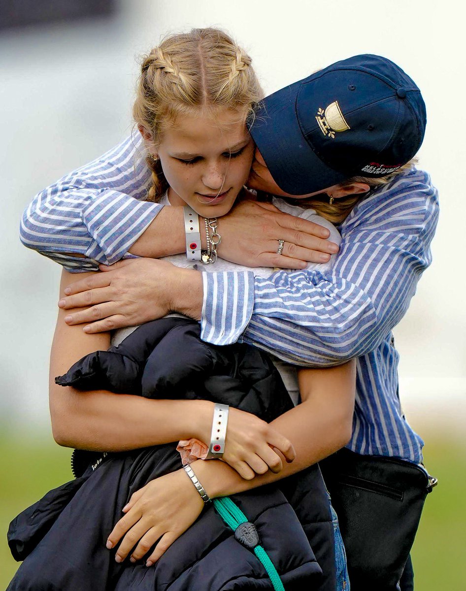 royalchildren_'s tweet photo. Autumn Kelly and Isla Phillips attend the Blenheim International Horse Trials in Blenheim, England 🏇🏻 -September 21st 2024.
.
#AutumnKelly #IslaPhillips #England https://t.co/PFRFwWUPBs