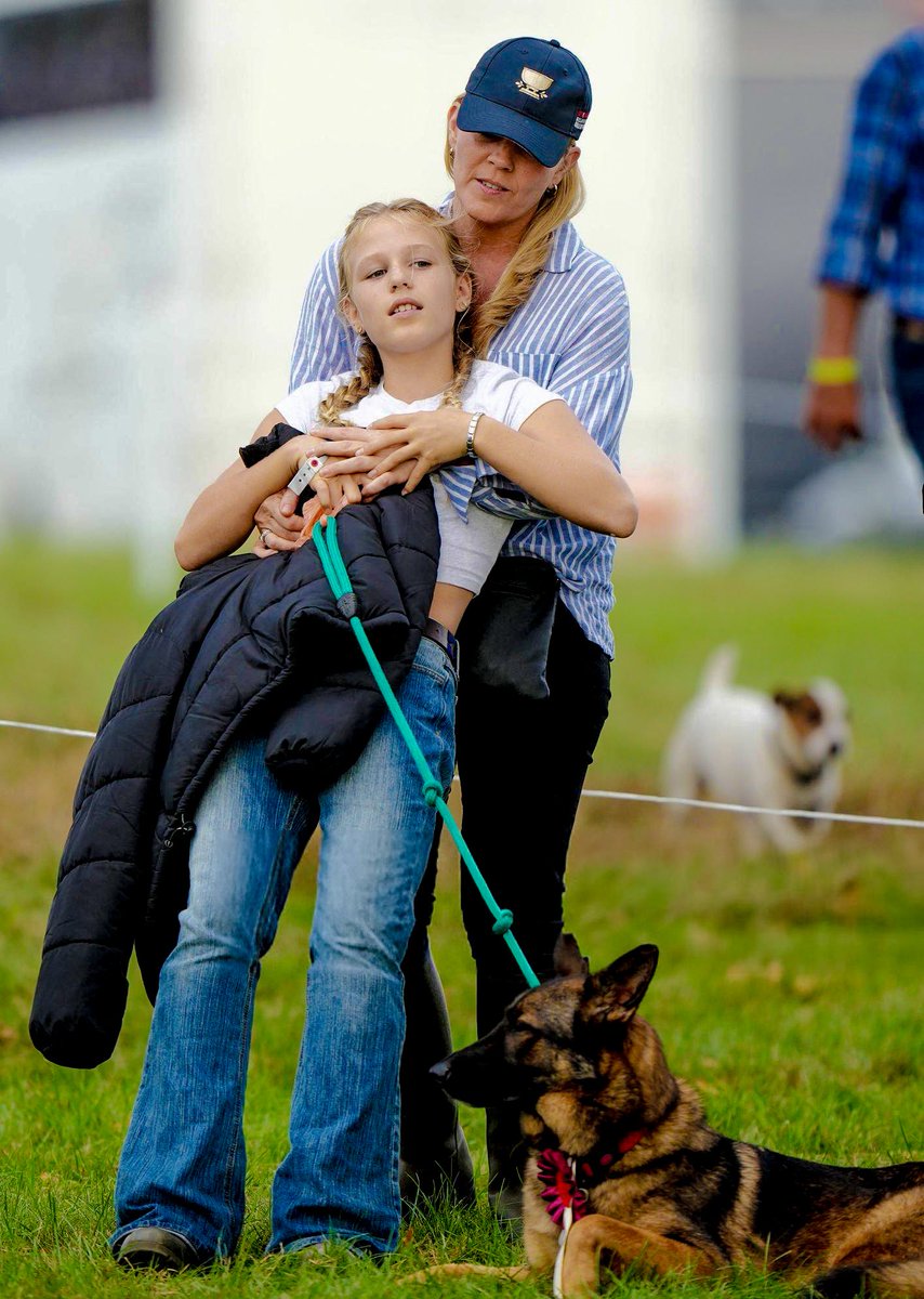 royalchildren_'s tweet photo. Autumn Kelly and Isla Phillips attend the Blenheim International Horse Trials in Blenheim, England 🏇🏻 -September 21st 2024.
.
#AutumnKelly #IslaPhillips #England https://t.co/PFRFwWUPBs