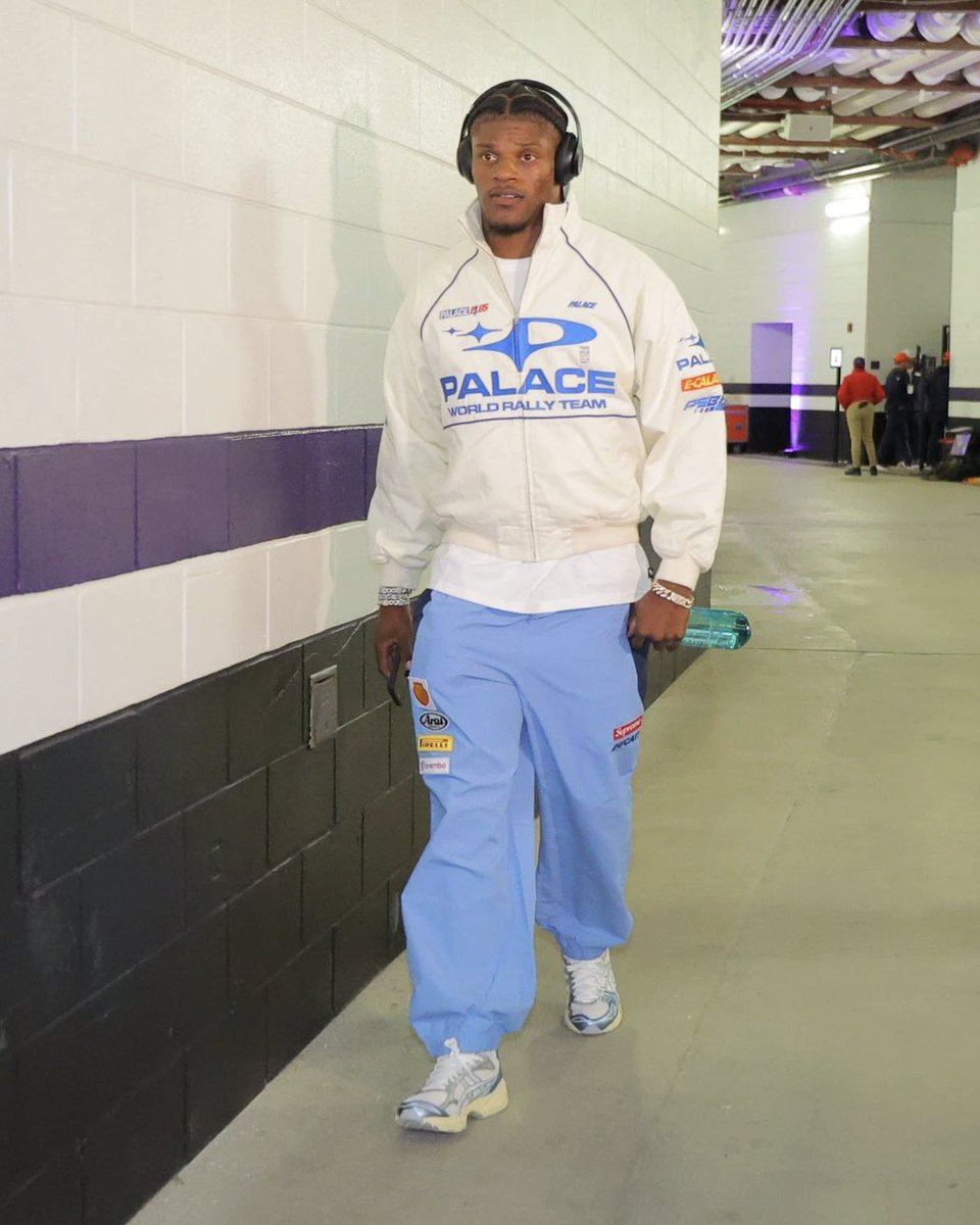 SoleRetriever's tweet photo. Lamar Jackson in Palace, Supreme x Ducati, and Asics Gel-Kayano 14s 🌐 @Lj_era8 

📷 @Ravens https://t.co/SvmeAe7f2V