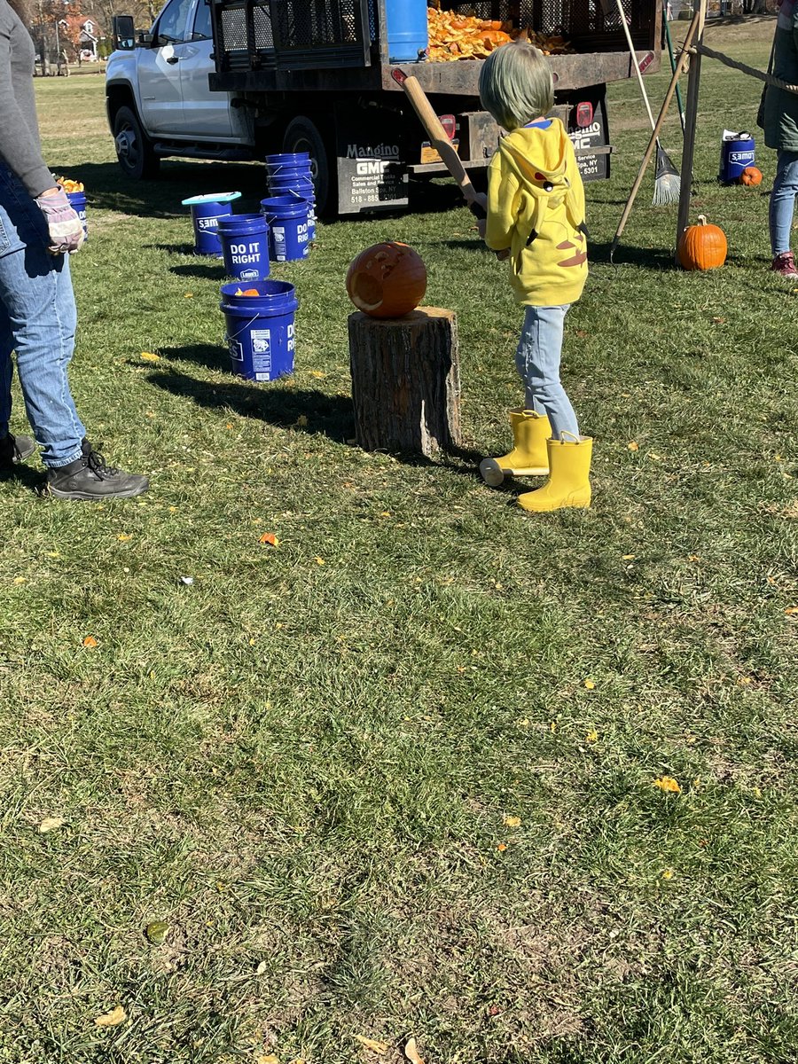 KedleyLeah's tweet photo. Pumpkin Smash today at the SHS field. So much fun and free cider and donuts. Way to go @REBEKKAHENRIKS3 @SCSchools @SCSDCommSchools https://t.co/2vGsy6ZA77