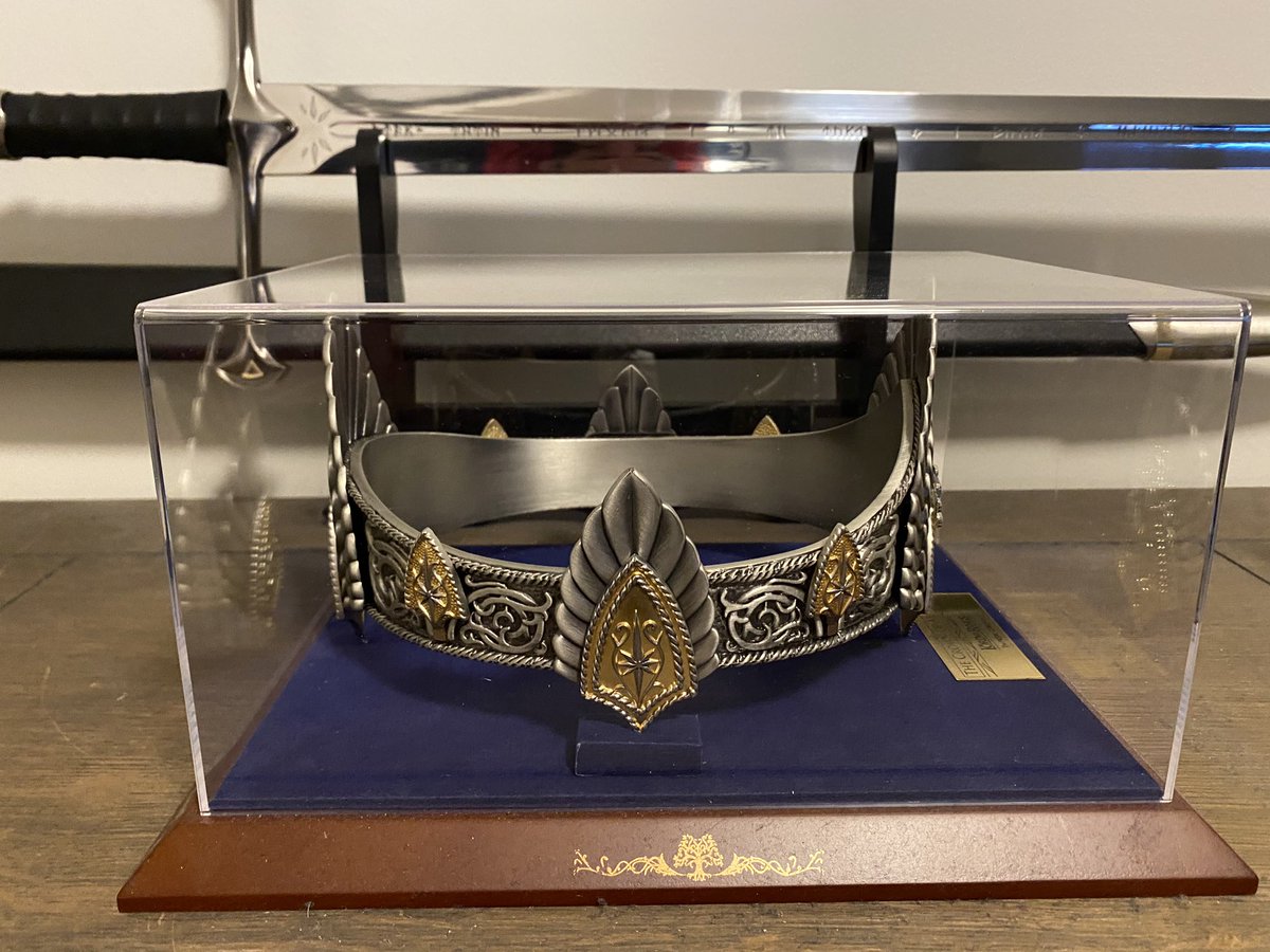 SHlGSY's tweet photo. My own city Ghent had its geeky weekend. Happy with the results. Can combine Narsil with Aragorns crown. #comiccon #FACTSConvention https://t.co/SRfXs8ECoo