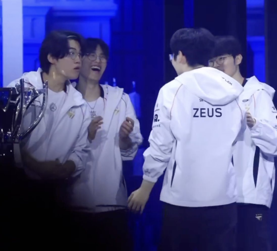 their reactions to wooje bumping his head on the trophy are so funny 😭 guma's shocked, faker's gently concerned, and oner's cackling ksfjdhd 😭😭