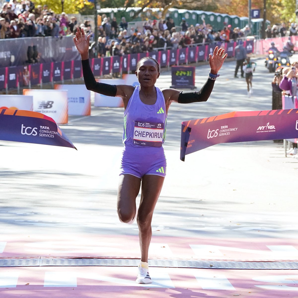 Upset in New York ‼️

🇰🇪's Sheila Chepkirui outkicks defending champion Hellen Obiri in the final kilometre of the <a href="/nycmarathon/">TCS New York City Marathon</a> 👀 

Report 🔗 bit.ly/3YQsZuM