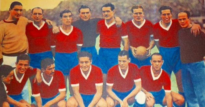 VSportsTM's tweet photo. 🗓️ Hace 84 años, se produjo la mayor goleada en la historia del Clásico de Avellaneda. El 3 de noviembre de 1940, Independiente 🟥 demolió 7-0 a Racing 🟦⬜️🟦 con firmas del irrepetible Arsenio Erico (2), del genial Vicente De la Mata (2), de Zorrilla (2) y de Leguizamón ⚽️. https://t.co/97WbbXC9lY