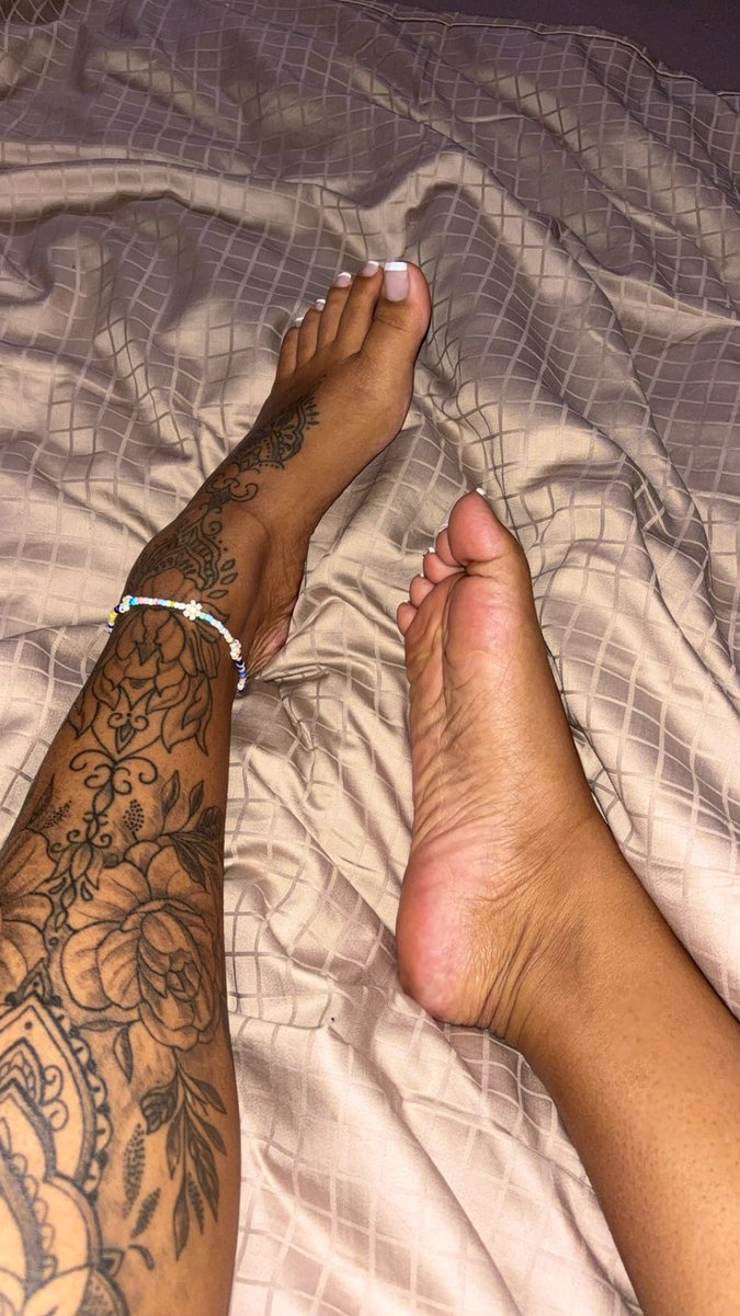 Du dummer Loser sollst knien und meine göttlichen Füße bewundern! 
Ich weiß, dass du auf meine Füße geierst und du die am liebsten tief in deinen Maul haben willst bist du würgen musst😌 
Du weißt, was du jetzt zutun hast! Knien und abdrücken!