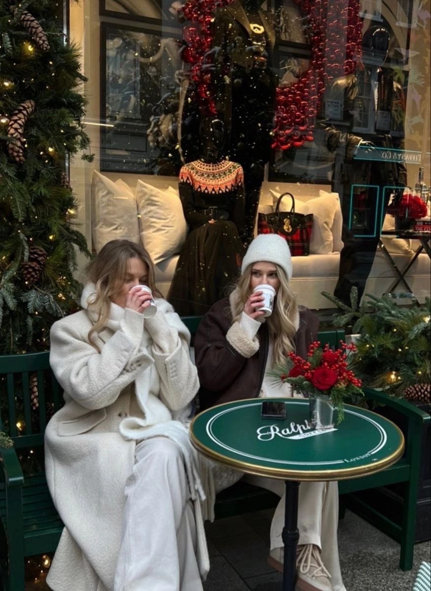 modernlilithh's tweet photo. the smell of christmas is slowly invading the air 🌲 https://t.co/fmxgAkXhwQ