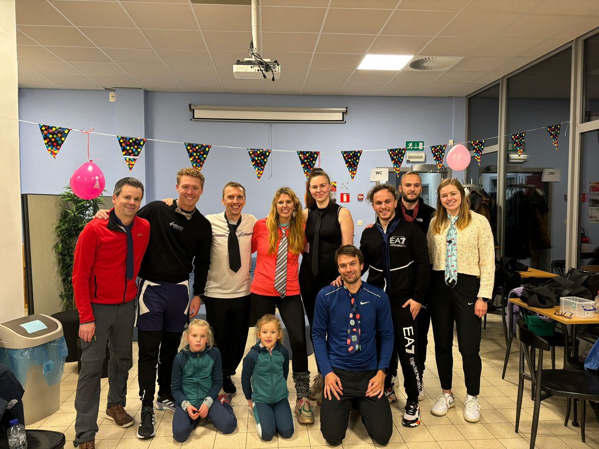 LandOfMyth_'s tweet photo. Dresscode: sportief met een das https://t.co/xSQo5I0xvN