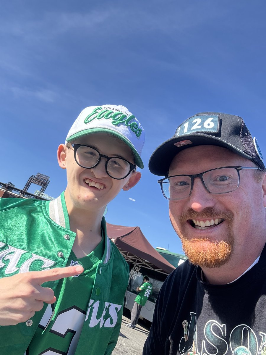 grimey821's tweet photo. So great to meet you man go Birds!!!! @GioThePodcaster https://t.co/UEDDwo7kO7