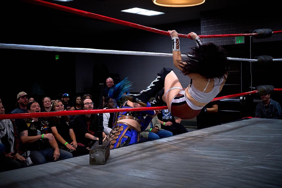 RESPECTwomensW1's tweet photo. Mila Johnson lands a big kick to the face of Lilith Grimm
Photo by @hvphoto https://t.co/ZgQ3DTmv3u