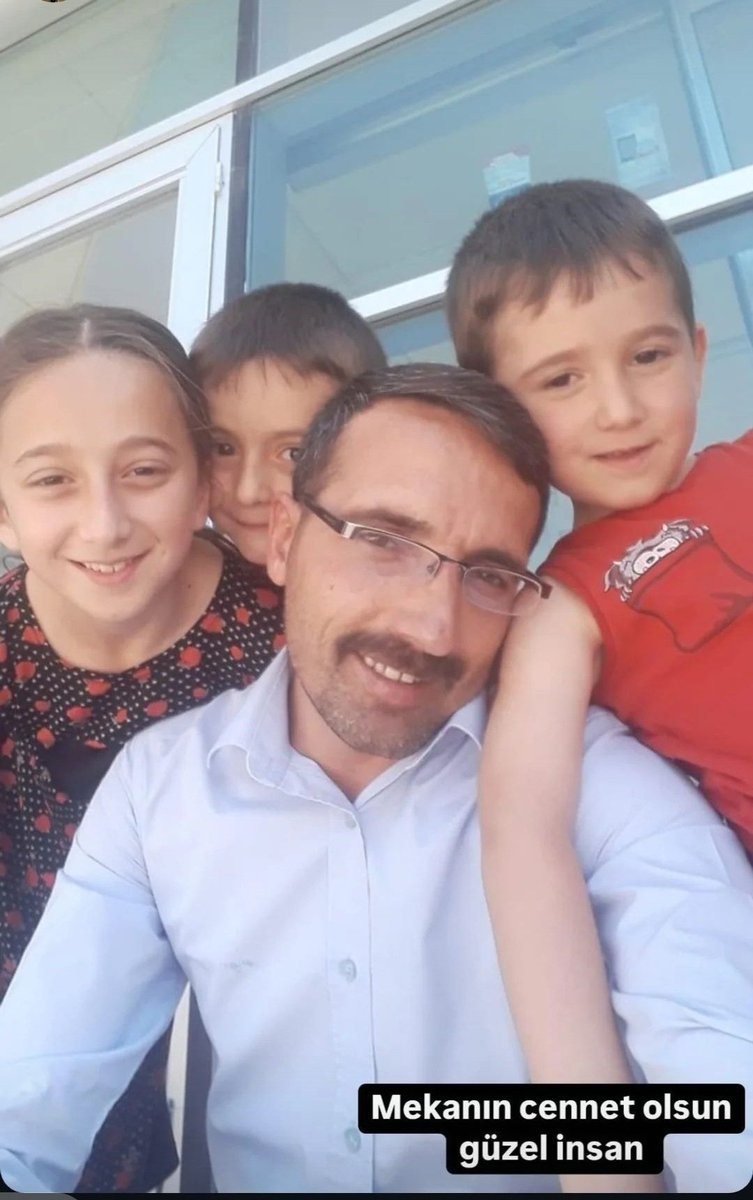 Dün nöbette vefat eden arkadaşımız ve çocukları...
Yarın sıra kimde bilmiyoruz
#SağlıkçıyaÇelikYelek
<a href="/drmemisoglu/">Prof. Dr. Kemal Memişoğlu</a> 
<a href="/saglikbakanligi/">T.C. Sağlık Bakanlığı</a>