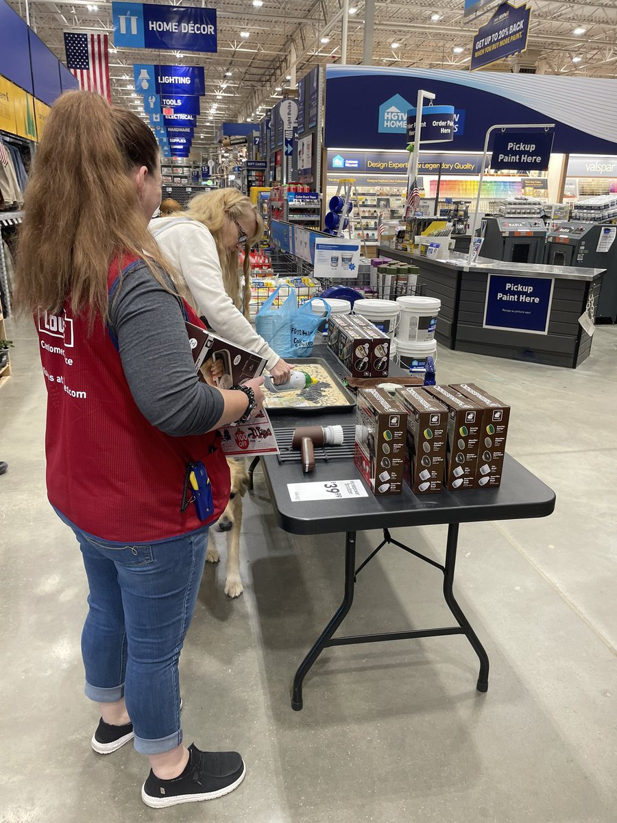 AmberMASM2217's tweet photo. Could this be the perfect gift this year, we think so. The compact Duck vacuum is amazing for crafts and keeping in your car! Love it!!!! #r1demos @som2to @BenitoKomadina @kennygrimsley https://t.co/7A5tGc6Dax