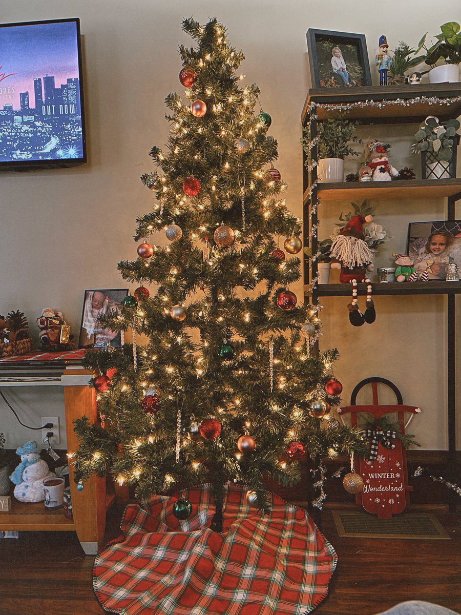 Makinzeee's tweet photo. 1st tree is up 🎄✨🎅🏼 https://t.co/8JoByn57wF