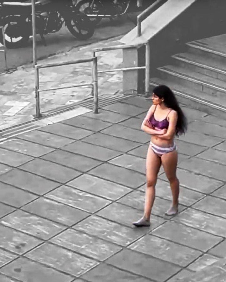 İranlı yetkililer, üniversitedeki ahlak polisinin tacizine karşı protesto amacıyla kıyafetlerini cesurca çıkaran genç kadının psikolojik rahatsızlık geçirdiğini ve akıl hastanesine kaldırıldığını iddia ediyorlar. (Osman Gökçek'in şikayetçi olduğu Dilek Ekmekçi'yi de akıl