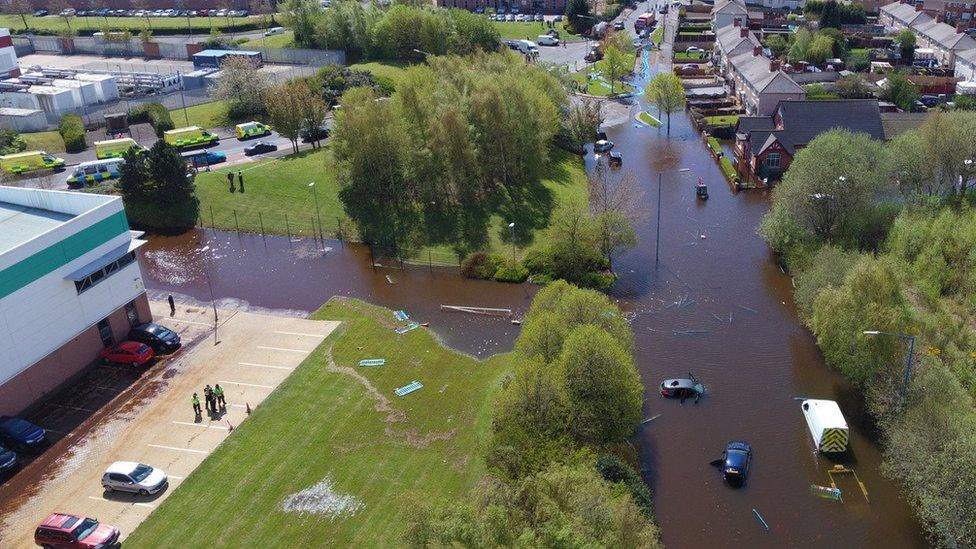 Ella Warden (she/her) (@harris6751) on Twitter photo Thank you to <a href="/StaffsFire/">Staffordshire Fire and Rescue Service</a> & <a href="/HWFire/">Hereford & Worcester Fire and Rescue Service</a> for the support in dealing with this incident. #Community #HVPU #Fireservicerescue <a href="/WestMidsFire/">West Midlands Fire Service</a> 👏🏼🚒 Thank you to <a href="/StaffsFire/">Staffordshire Fire and Rescue Service</a> & <a href="/HWFire/">Hereford & Worcester Fire and Rescue Service</a> for the support in dealing with this incident. #Community #HVPU #Fireservicerescue <a href="/WestMidsFire/">West Midlands Fire Service</a> 👏🏼🚒