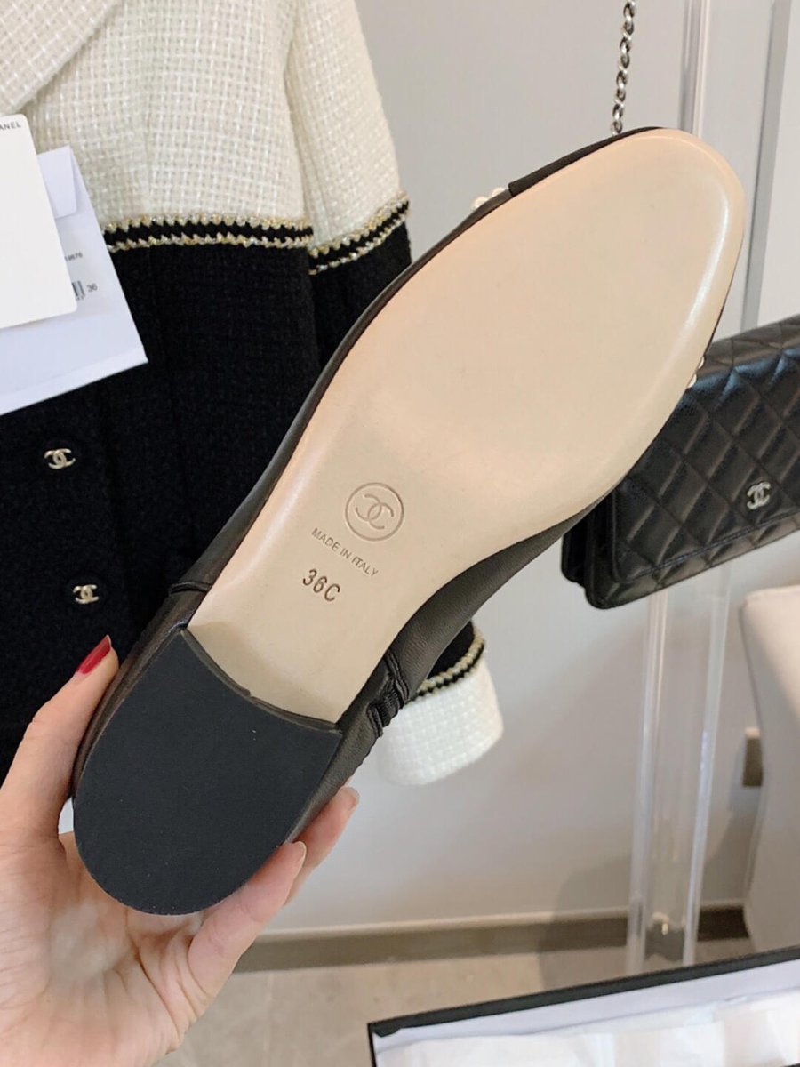 PurposeMovie94's tweet image. I fell in love with the Chanel pearl ankle boots at first sight. The Chanel style with pearl edges is very classic. What else is there not to love? #Chanel
#ElegantLady
