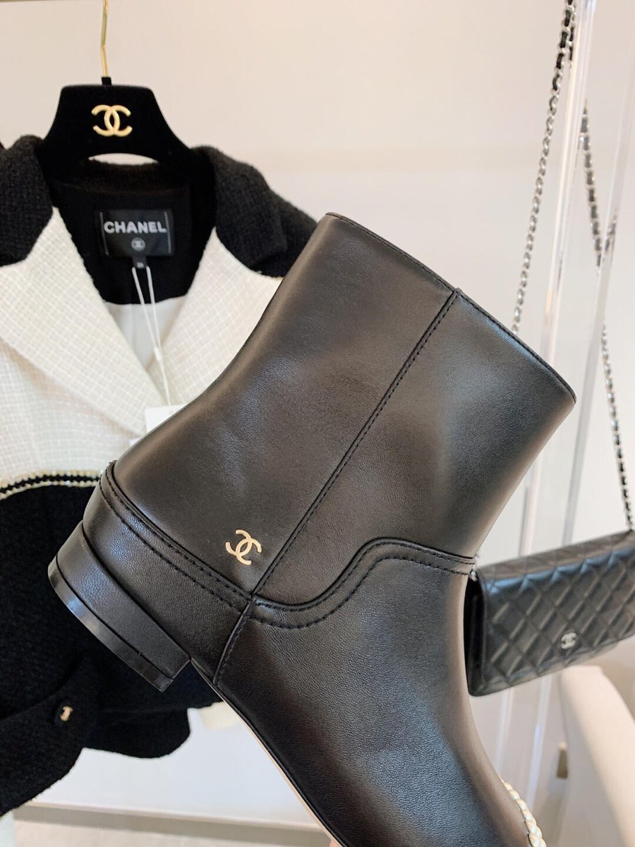PurposeMovie94's tweet image. I fell in love with the Chanel pearl ankle boots at first sight. The Chanel style with pearl edges is very classic. What else is there not to love? #Chanel
#ElegantLady