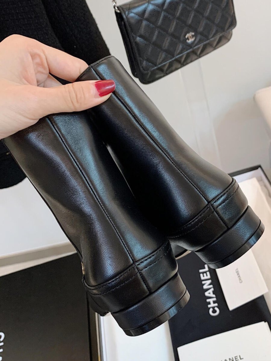 PurposeMovie94's tweet image. I fell in love with the Chanel pearl ankle boots at first sight. The Chanel style with pearl edges is very classic. What else is there not to love? #Chanel
#ElegantLady